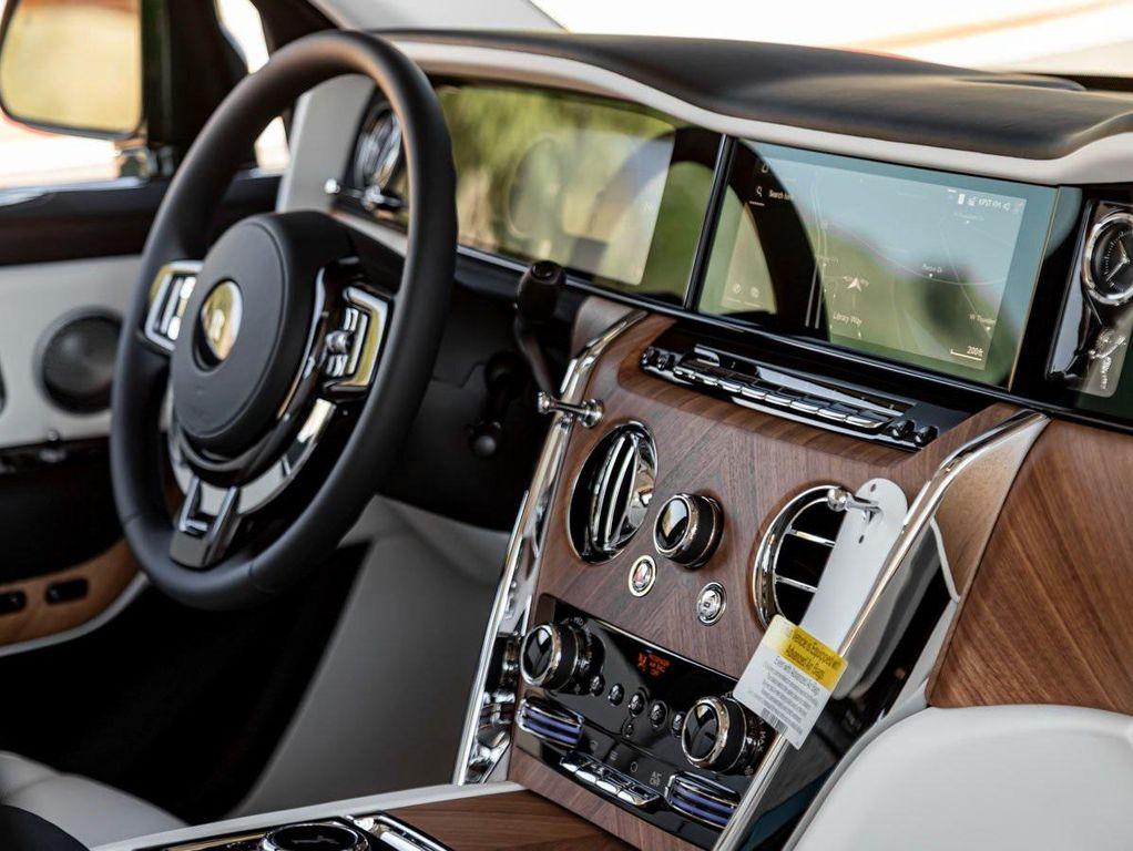 new 2025 Rolls-Royce Cullinan car, priced at $474,150