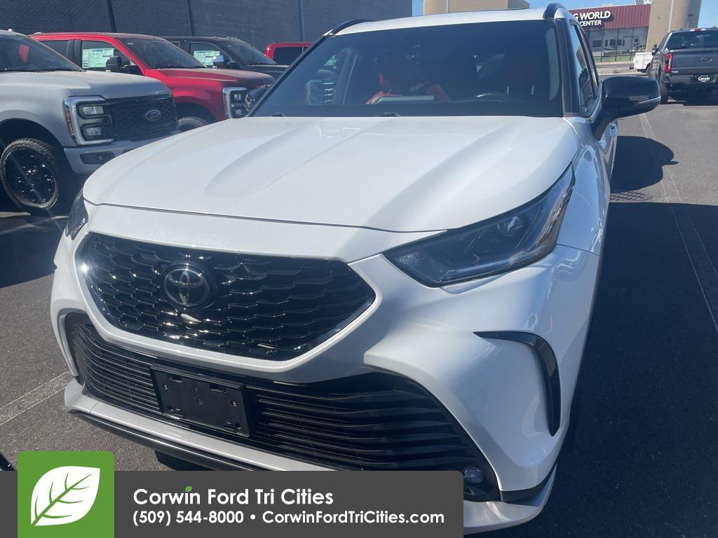 used 2022 Toyota Highlander car, priced at $39,400