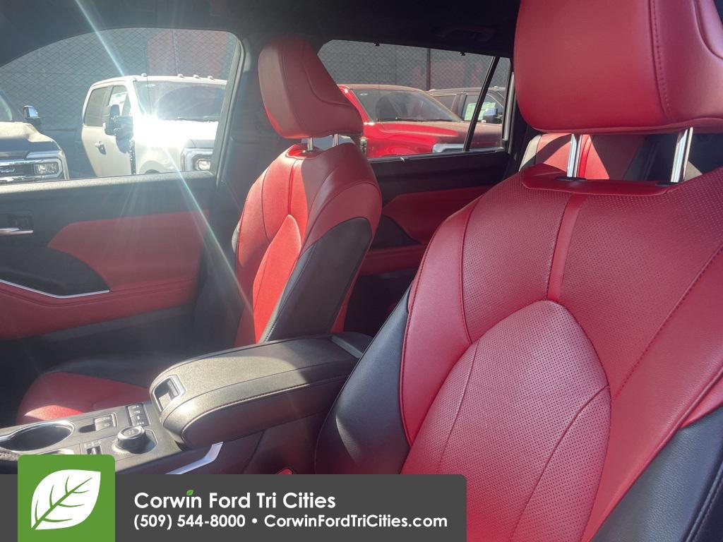 used 2022 Toyota Highlander car, priced at $39,400
