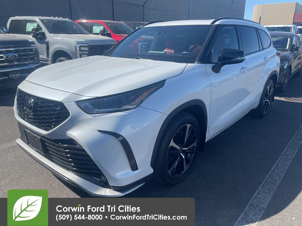 used 2022 Toyota Highlander car, priced at $39,400