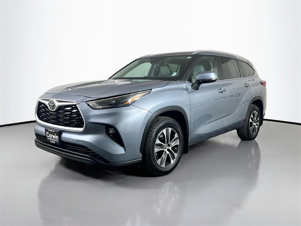 used 2023 Toyota Highlander car, priced at $36,989