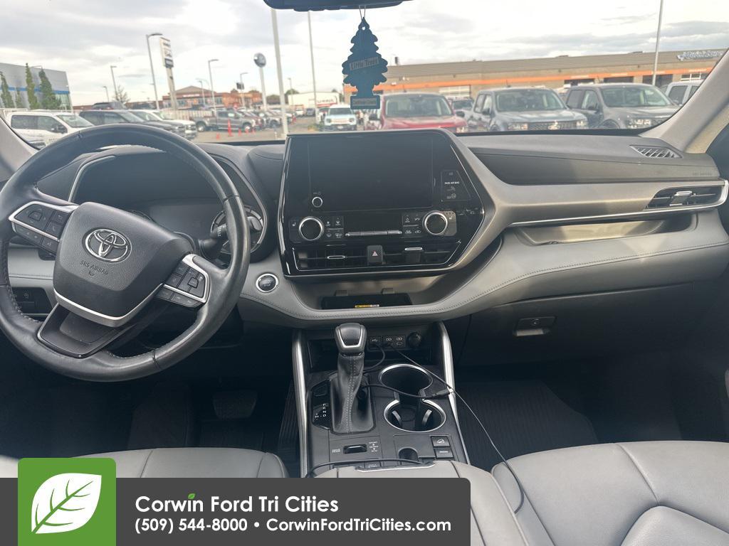used 2023 Toyota Highlander car, priced at $36,989