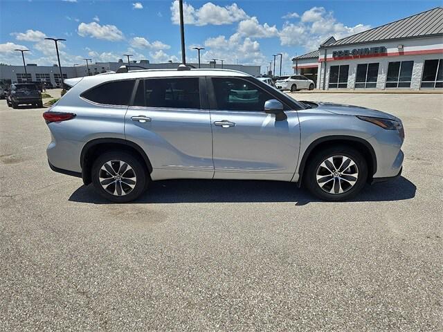 used 2023 Toyota Highlander car, priced at $39,996