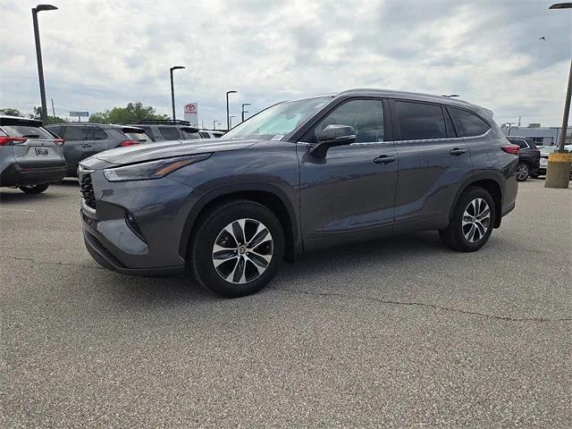 used 2023 Toyota Highlander car, priced at $39,394
