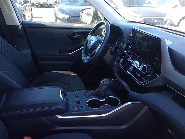used 2025 Toyota Highlander car, priced at $38,492