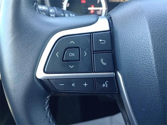 used 2025 Toyota Highlander car, priced at $38,492