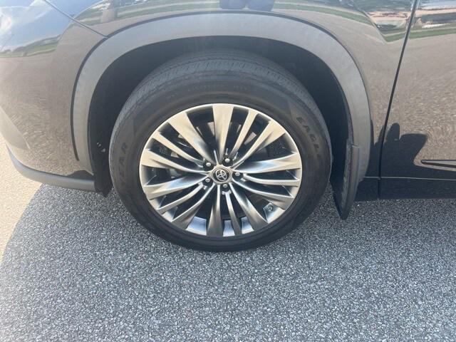 used 2021 Toyota Highlander car, priced at $37,450