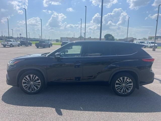 used 2021 Toyota Highlander car, priced at $37,450