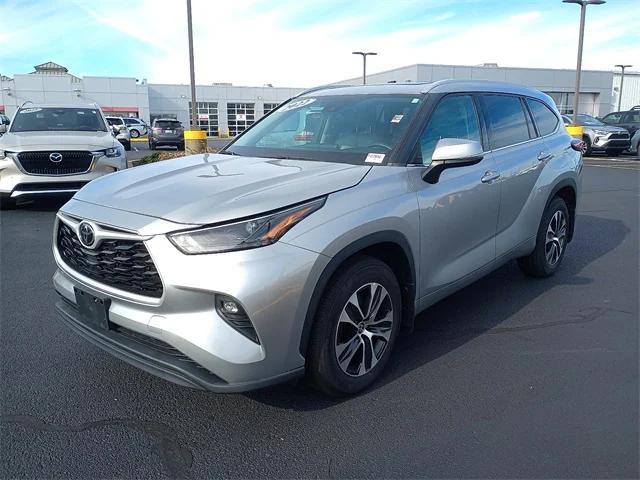 used 2022 Toyota Highlander car, priced at $33,387