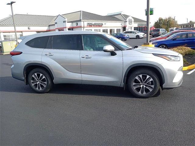used 2022 Toyota Highlander car, priced at $33,387