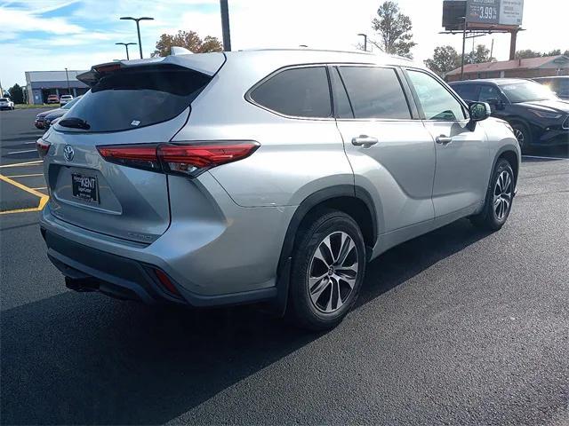 used 2022 Toyota Highlander car, priced at $33,387