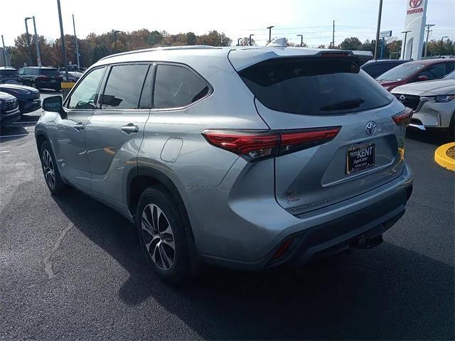 used 2022 Toyota Highlander car, priced at $33,387