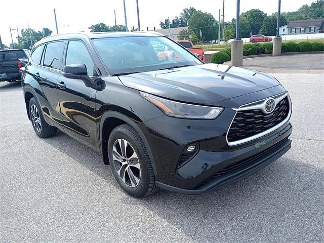 used 2022 Toyota Highlander car, priced at $38,494