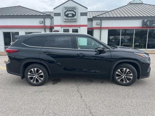 used 2022 Toyota Highlander car, priced at $39,592
