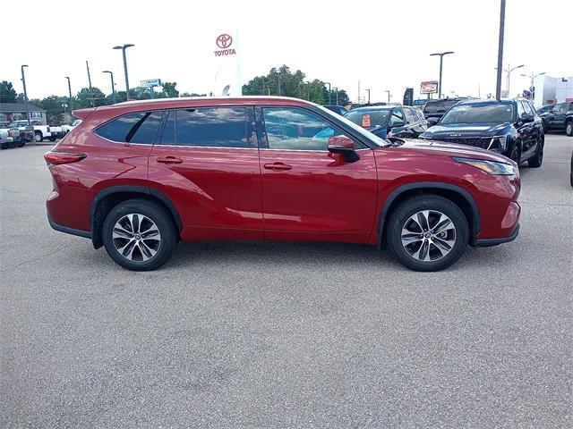 used 2022 Toyota Highlander car, priced at $37,392