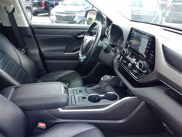 used 2022 Toyota Highlander car, priced at $37,392