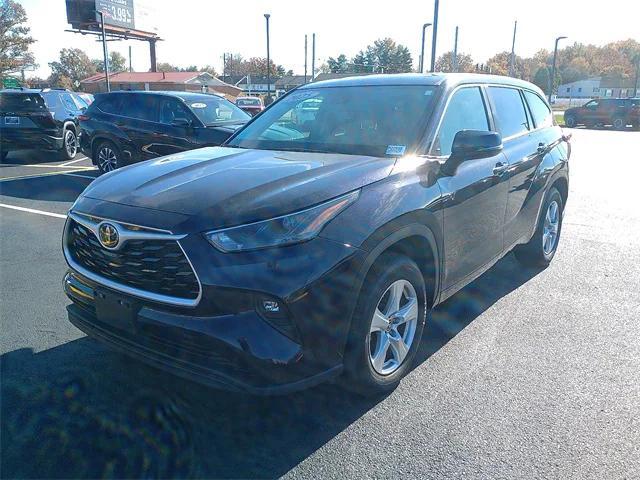 used 2025 Toyota Highlander car, priced at $35,985
