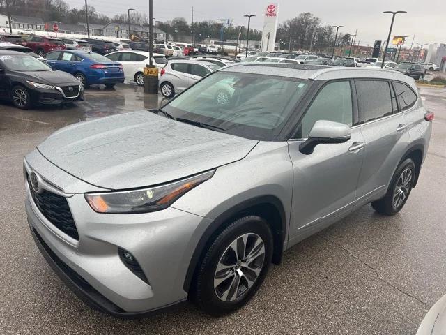 used 2022 Toyota Highlander car, priced at $39,350