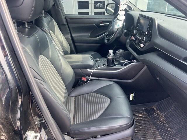 used 2022 Toyota Highlander car, priced at $33,794