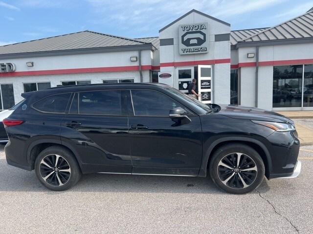 used 2022 Toyota Highlander car, priced at $35,450