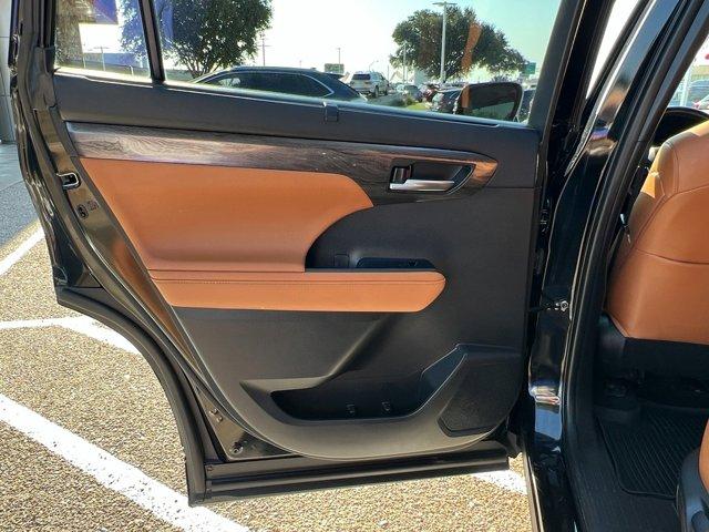 used 2023 Toyota Highlander car, priced at $39,995