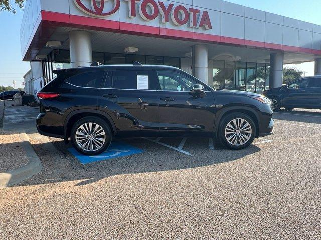 used 2023 Toyota Highlander car, priced at $39,995