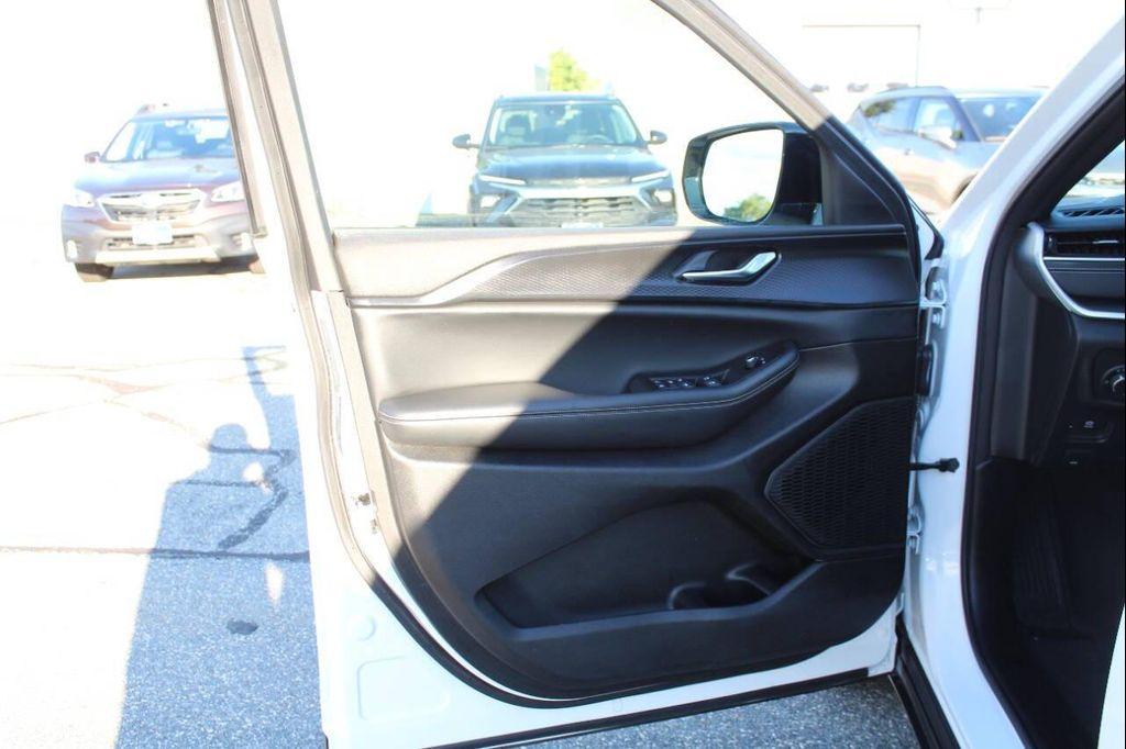 used 2024 Jeep Grand Cherokee L car, priced at $33,997