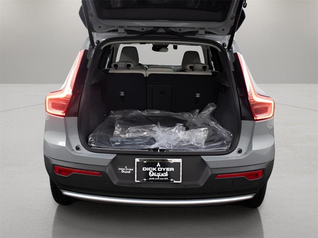 new 2025 Volvo XC40 car, priced at $48,100