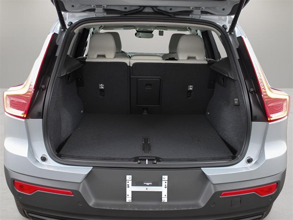 new 2025 Volvo XC40 car, priced at $50,595