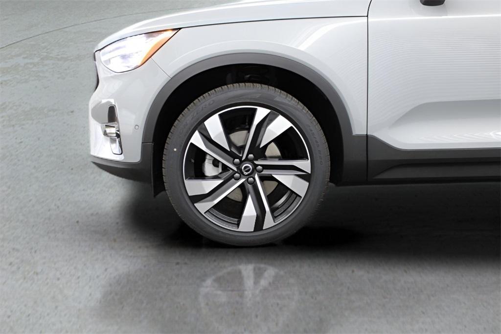 new 2025 Volvo XC40 car, priced at $50,595