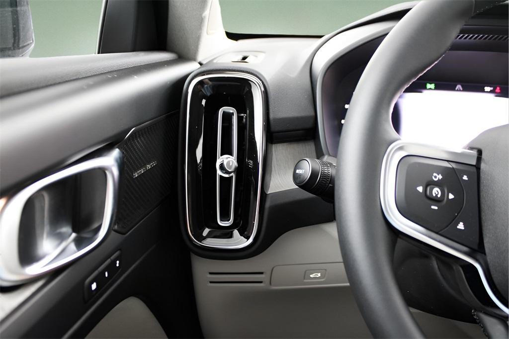 new 2025 Volvo XC40 car, priced at $50,595