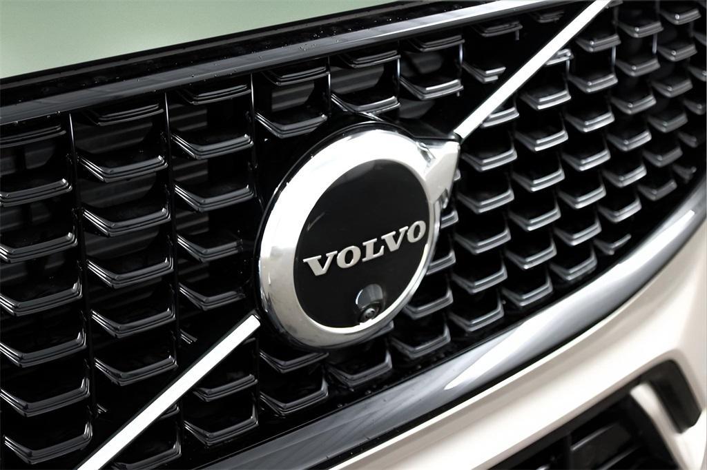 new 2025 Volvo XC60 car, priced at $59,910