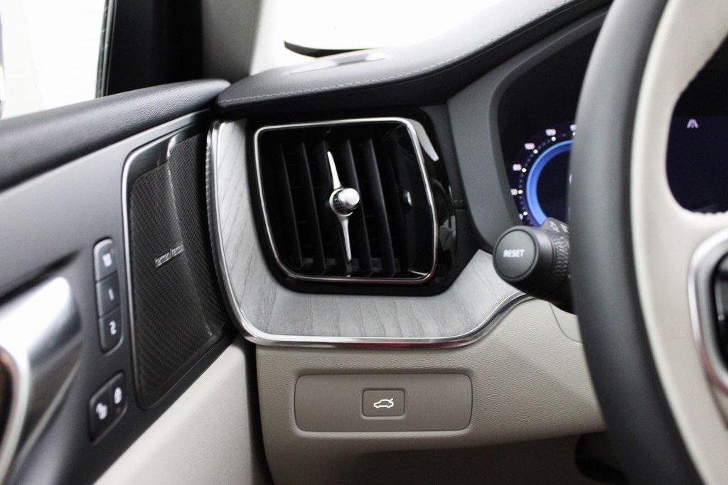 new 2025 Volvo XC60 car, priced at $59,910