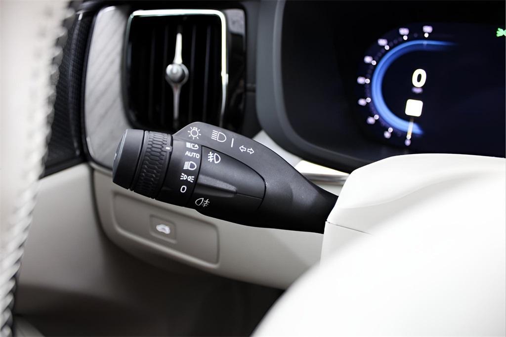 new 2025 Volvo XC60 car, priced at $59,910