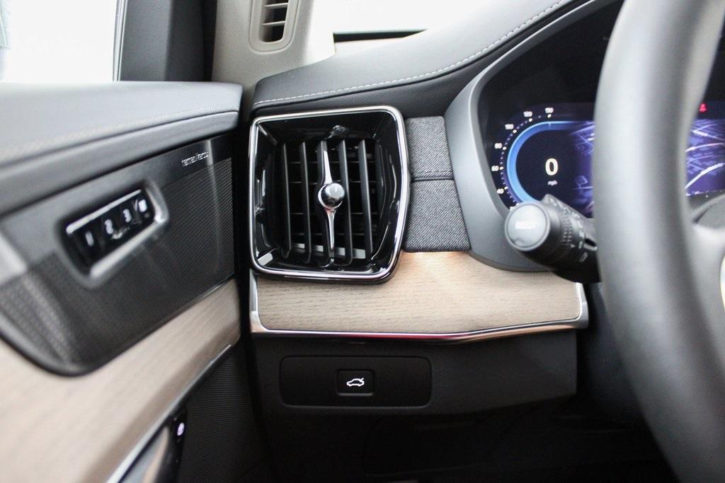 new 2025 Volvo XC90 car, priced at $69,155