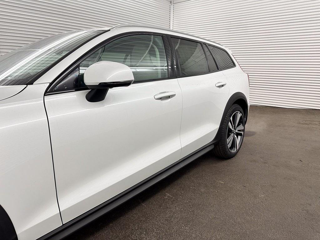 new 2025 Volvo V60 Cross Country car, priced at $54,225