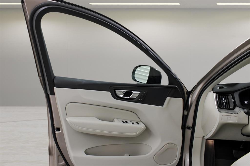 new 2025 Volvo XC60 car, priced at $55,360