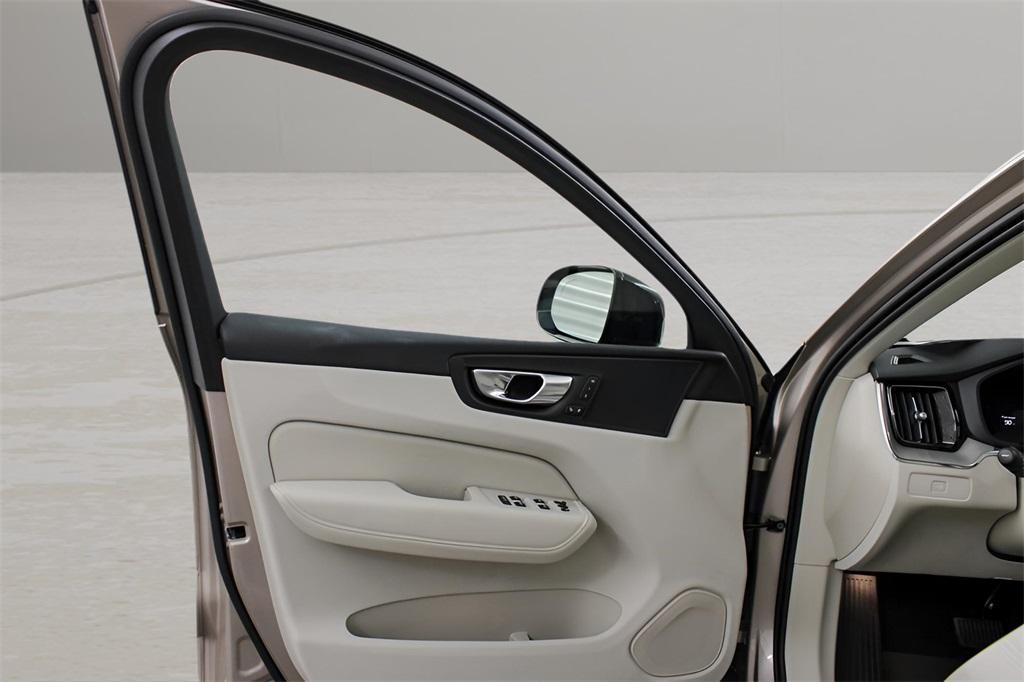 new 2025 Volvo XC60 car, priced at $55,360