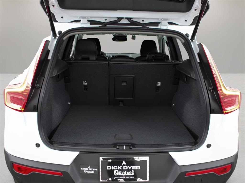 new 2025 Volvo XC40 car, priced at $45,465