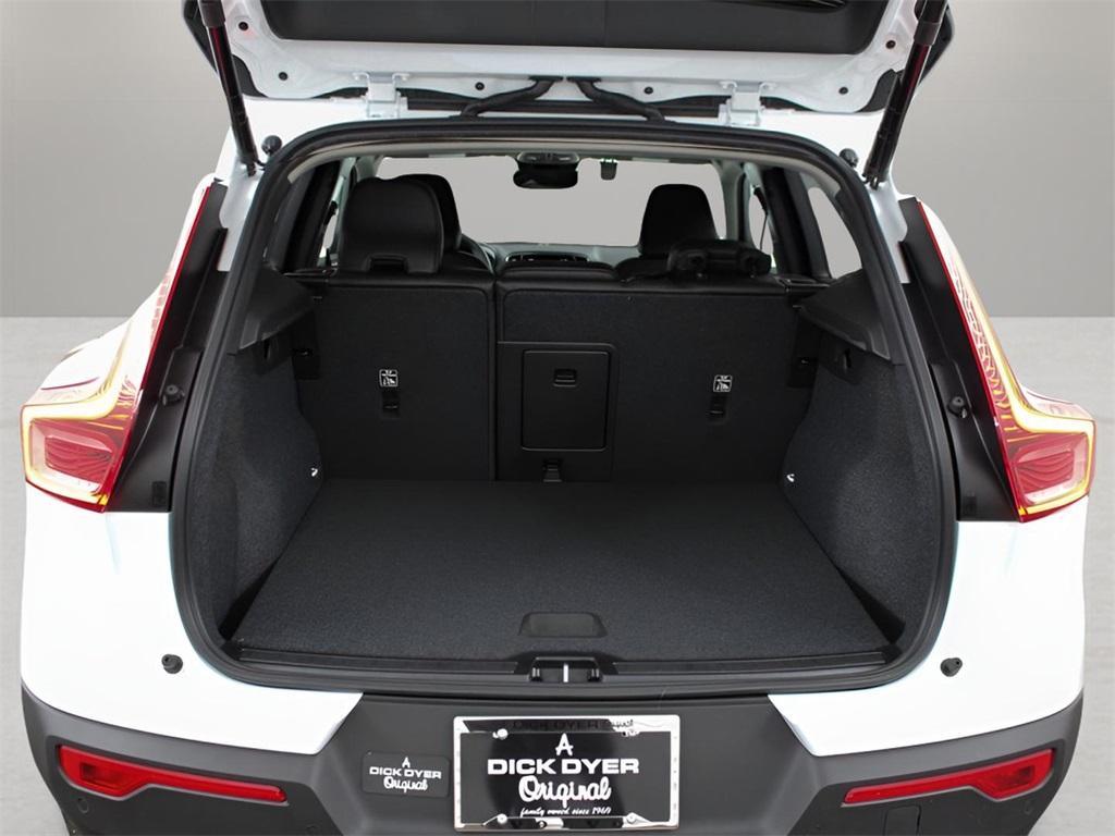 new 2025 Volvo XC40 car, priced at $45,465