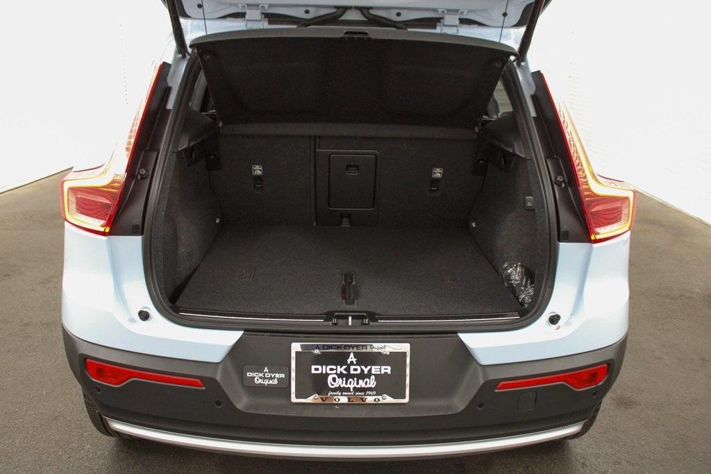 new 2025 Volvo XC40 car, priced at $50,260