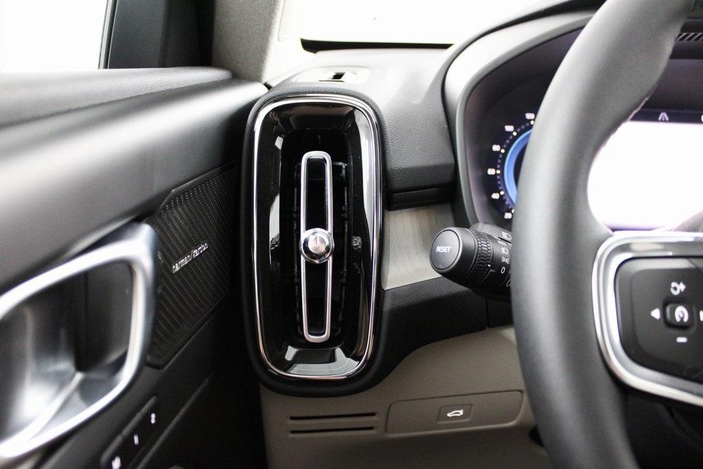 new 2025 Volvo XC40 car, priced at $50,260