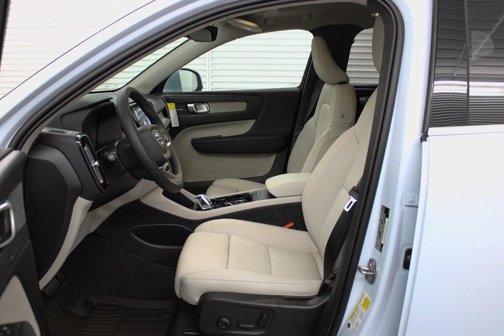 new 2025 Volvo XC40 car, priced at $50,260