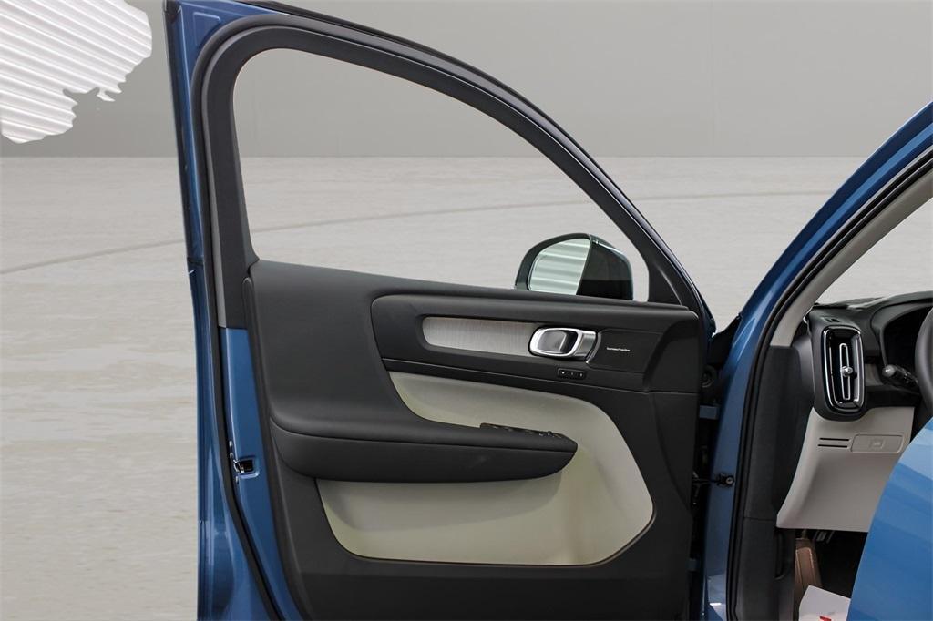 new 2025 Volvo XC40 car, priced at $51,565