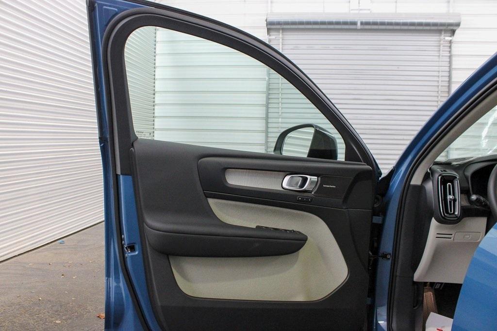 new 2025 Volvo XC40 car, priced at $51,565