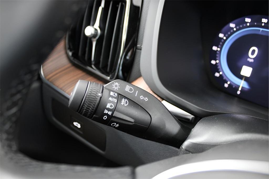 new 2025 Volvo XC60 car, priced at $59,910