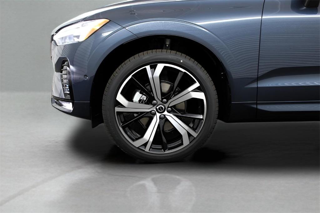 new 2025 Volvo XC60 car, priced at $59,910
