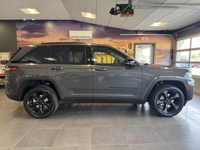 new 2025 Jeep Grand Cherokee car, priced at $45,650