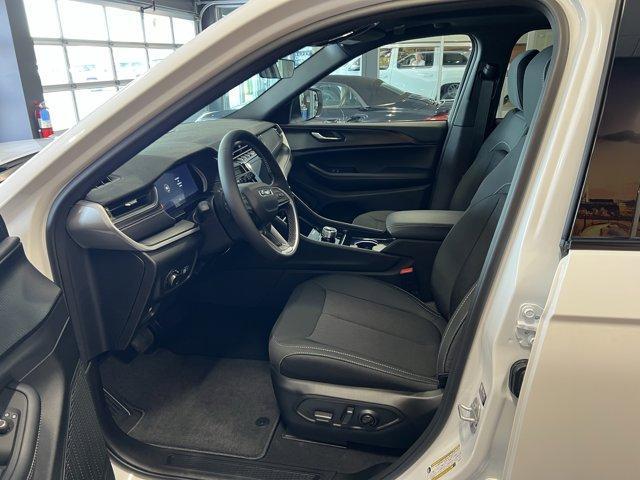 new 2025 Jeep Grand Cherokee car, priced at $43,075