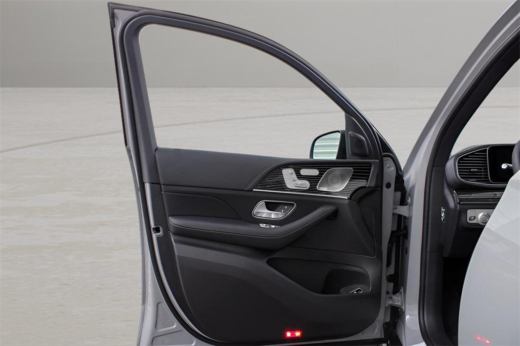new 2025 Mercedes-Benz GLS 580 car, priced at $126,940